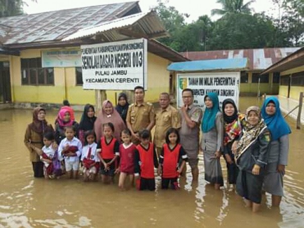 Banjir rendam rumah warga di Kuansing (foto/Zar)