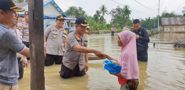 Kapolres Kuansing AKBP Henky Poerwanto, SIK meninjau banjir (foto/zar)
