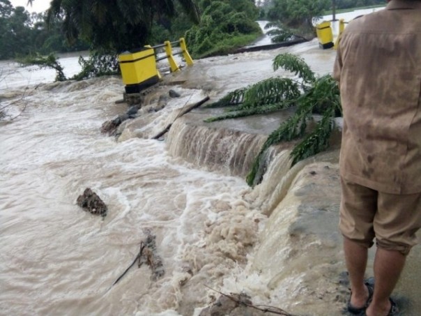 Banjir di Agam belum lama ini yang mengakibatkan akses jalan terputus. Foto: int  