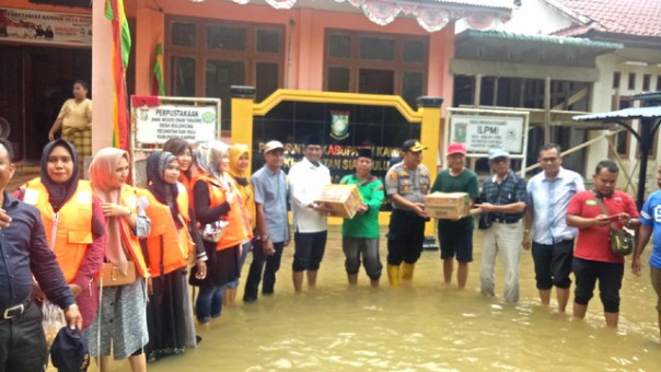 Penyerahan bantuan untuk korban banjir