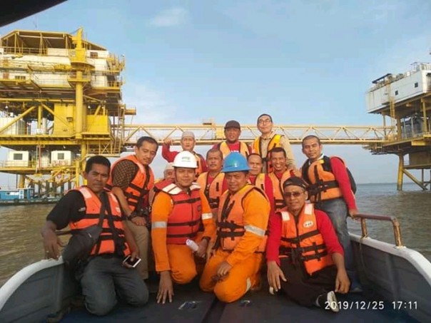 Rombongan PWI dan SPS Riau meninjau sumur minyak lepas pantai yang dikelola EMP Malacca Straits