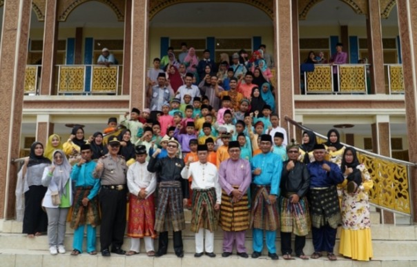 Puluhan anak di Pangkalan Kerinci, Kabupaten Pelalawan mengikuti sunatan massal yang dilaksanakan di Lembaga Adat Melayu Riau (LAMR) Pelalawan bersama PT Riau Andalan Pulp and Paper (RAPP) dan Asia Pacific Rayon (foto/ist)