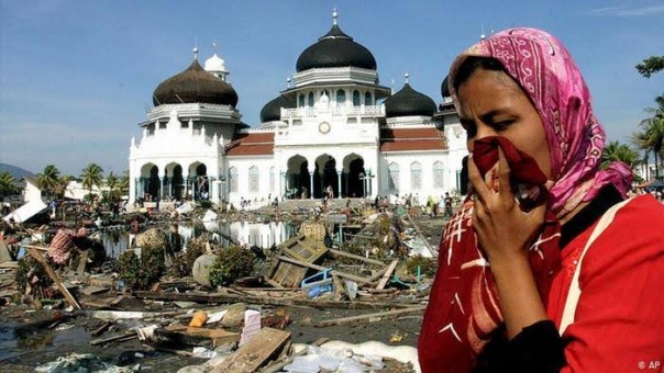 Aceh luluh lantah diterjang gelombang Tsunami 15 tahun lalu. (R24/int)