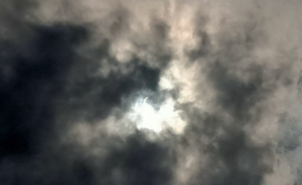 Pemandangan gerhana matahari di Pangkalan Kerinci, Pelalawan (foto/Ardi)