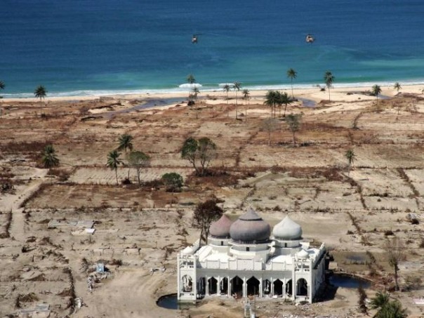 Masjid Baiturrahman di Banca Aceh, menjadi satu-satunya bangunan yang tetap kokoh berdiri setelah Aceh dihantam tsunami pada tahun 2004 silam.  Foto: int 