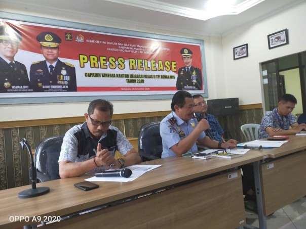 Kantor Imigrasi Kelas II TPI Bengkalis mencatat selama kurun waktu Januari-Desember tahun 2019, telah menerbitkan Dokumen Perjalanan Republik Indonesia atau Paspor sebanyak 12.944 lembar (foto/Hari)