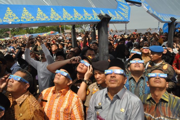 Wakil Gubernur Riau Edy Natar dan Bupati Siak Alfedri Gerhana Matahari Cincin 2019 (foto/Lin)