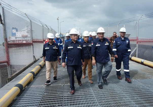 Wakil Kepala SKK Migas, Fatar Yani Abdurrahman dan Kepala SKK Migas Sumbagut, Avicenia  Darwis beserta jajaran meninjau salah satu pelabuhan minyak PT CPI di Dumai.