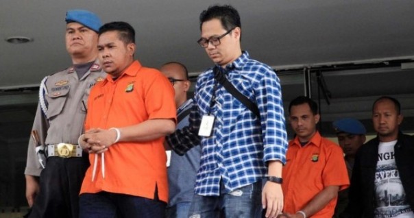 Dua tersangka pelaku penganiayaan terhadap Novel (berbaju orange) saat akan dibawa ke tahanan Bareskrim Polri. Foto: int 