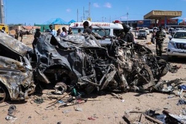 Sisa kendaraan yang hangus terbakar akibat bom di Mogadishu. Foto: int 