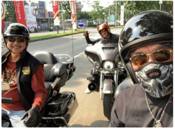 Eks Disrut Jiwasraya Hendrisman di atas salah satu Harley Davidson miliknya. Foto: int 