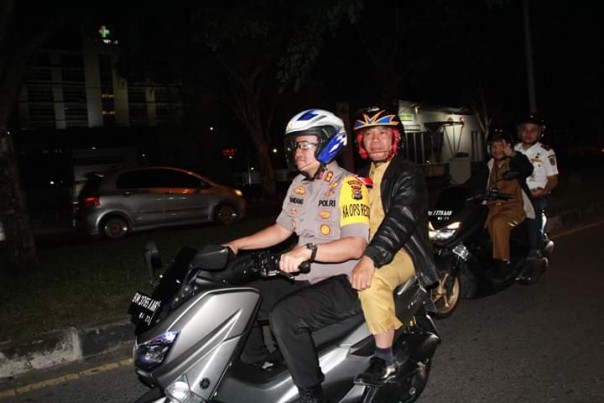 Wako Pekanbaru, Firdaus, MT, saat patroli bersama Kapolresta Pekanbaru, AKBP Nandang Mukmin Wijaya, memantau situasi keamanan di Kota Pekanbaru jelang pergantian tahun. (R24/rls)