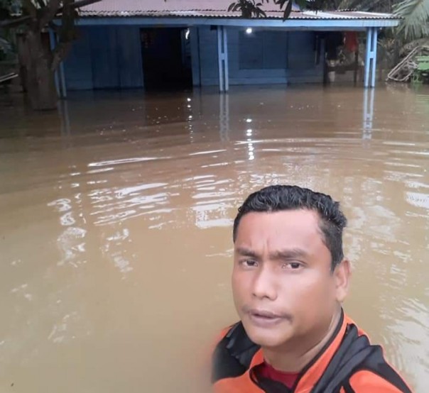 Intensitas hujan yang tinggi dan meluapnya air Sungai Indragiri, kembali merendam sejumlah kecamatan di Kabupaten Indragiri Hulu (foto/Rouf)