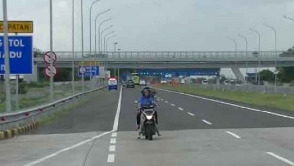 Penampakan pengendara sepeda motor yang kesasar masuk Jalam Tol, (R24/int)