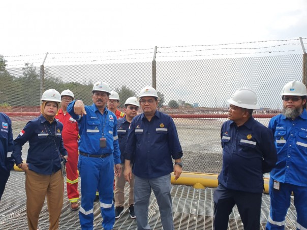 Nurhasan VP Operation PT CPI memberikan penjelasan mengenai fasilitas pelabuhan minyak di Dumai.