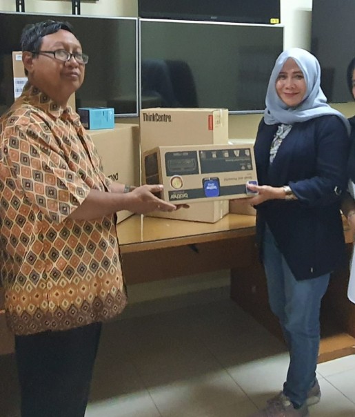 Penyerahan perangkat keras untuk mendukung arsip Perpustakaan Pekanbaru. (R24/put)