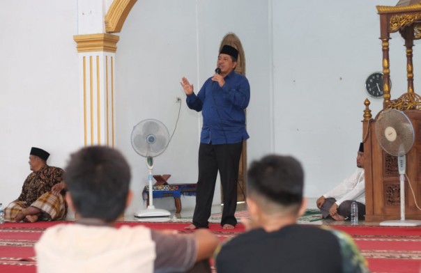 Bupati Siak Alfedri saat melakukan sosialisasi KBKS dihadapan jamaah Masjid Nurul Huda Kampung Dayang Suri Kecamatan Bungaraya (foto/int)
