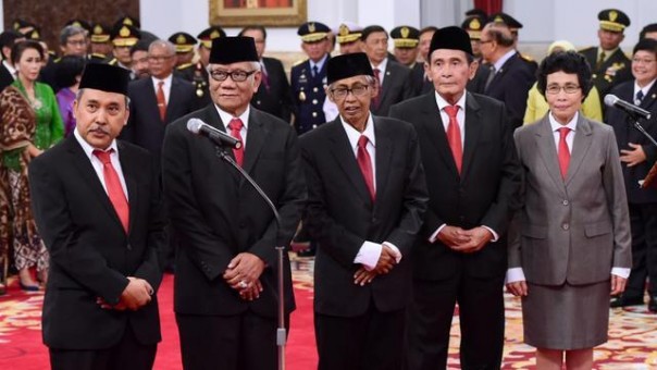 Dewan Pengawas KPK saat dilantik Presiden Jokowi. Foto: int 