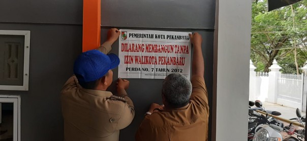 Petugas Satpol PP dan DPMPTSP menyegel sebuah Kost di Rumbai Pesisir karena tak miliki Izin Mendirikan Bangunan (IMB). (R24/out)