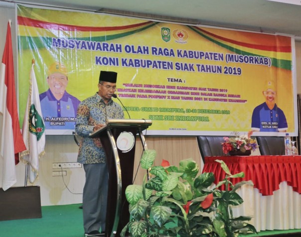 Asisten Administrasi Umum Setdakab Siak Jamaluddin disela-sela membuka Musyawarah Olahraga Kabupaten (Musorkab) KONI Kabupaten Siak Tahun 2019 di Hotel Grand Mempura (foto/Lin)
