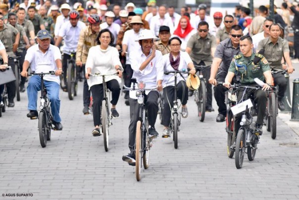 Presiden Jokowi naik sepeda ontel di Kota Tua Semarang (foto/int)