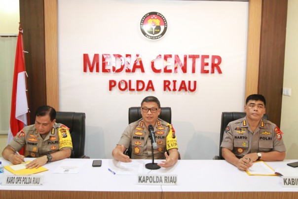 Kapolda Riau memaparkan hasil kerja tahunan Polda Riau tahun 2019 di Aula Media Center Polda Riau.