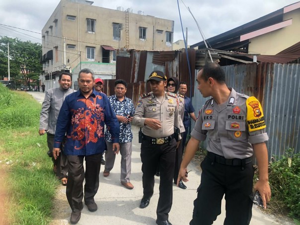 Ketua DPRD Kota Pekanbaru, Hamdani saat melakukaan peninjauan lahan rencana pembangunan Polsek Marooyan Damai (R24/put)