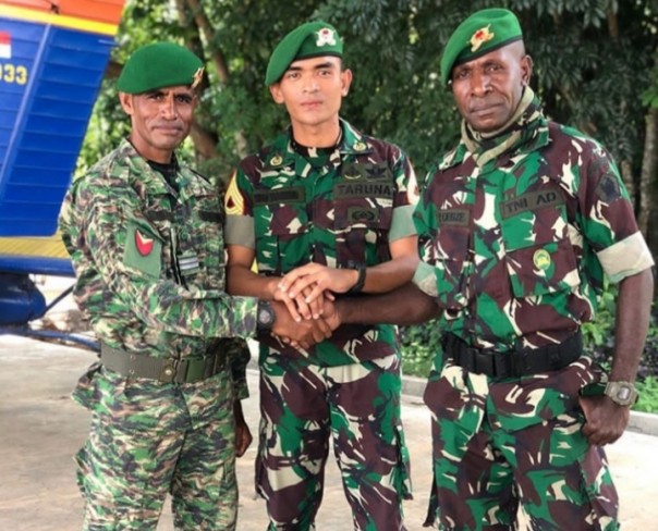Tentara Indonesia salaman dengan Tentara Timor Leste (foto/int)