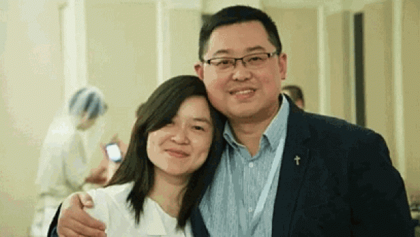 Pastor Wang dan Istri
