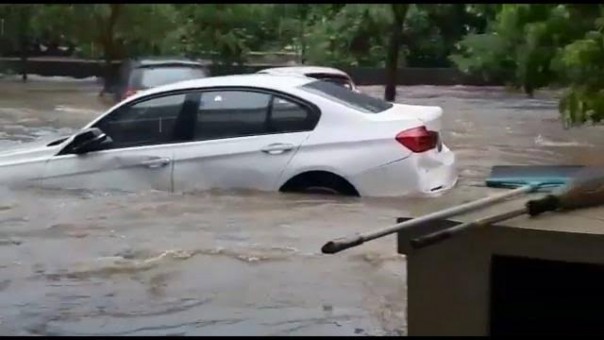 Mobil BMW terseret banjir