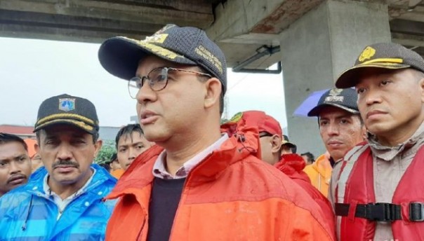 Anies Baswedan meninjau banjir yang melanda Jakarta hari ini. Foto: int 