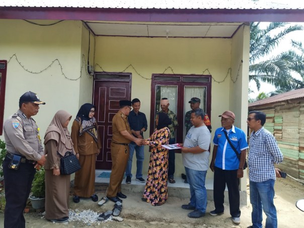 POKMAS-RSLH) Kelurahan Sialang Sakti, Kecamatan Tenayan Raya, Kota Pekanbaru melakukan serah terima tiga buah unit rumah sehat layak huni (Foto: Istimewa)