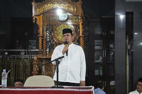 Ketua DPRD Kuansing Andi Putra SH MH dan Ketua DPD Hanura Kuansing Drs H Suhardiman Amby Ak MM, mengisi malam Penyambutan Tahun Baru, 1 Januari 2020 dengan melakukan Doa bersama (foto/Zar) 