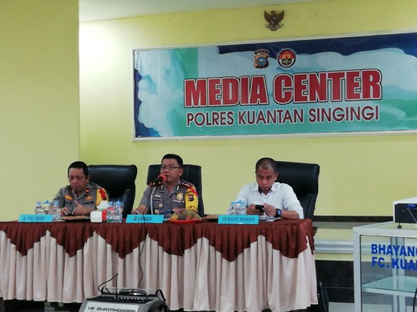 Kapolres Kuantan Singingi, AKBP Henky Poerwanto SIk MM saat melakukan Kilas Balik Tahun 2019 bersama Insan Pers, yang berlangsung di Aula Lantas Polres Kuansing, Teluk Kuantan (foto/Zar)