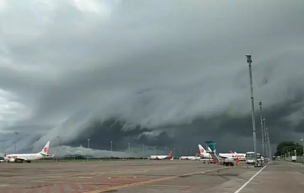 Kumpulan awan yang mirip gelombang tsunami membuat heboh suasana di Bandara Sultan Hasanuddin, Sulawesi Selatan. Foto: int 