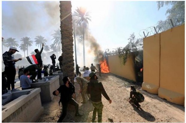 Massa Pendukung Milisi Syiah Serbu dan Rusak Kedubes AS di Baghdad
