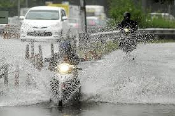 Ini Resiko Fatal Untuk Kendaraan yang Nekat Menerjang Banjir