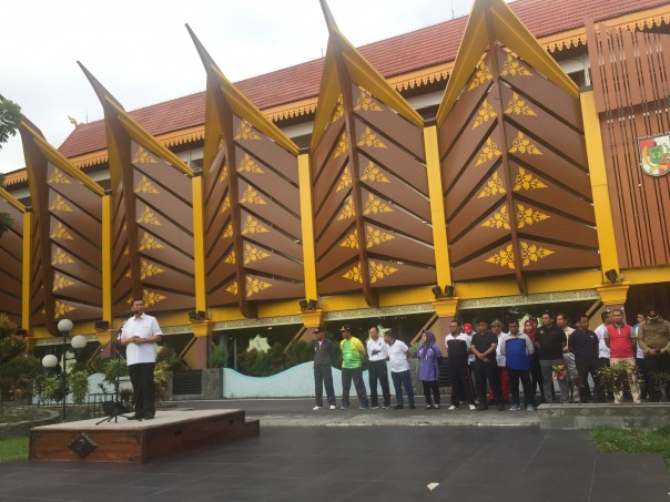 Walikota Pekanbaru, Firdaus saat memimpin Apel pagi, Kamis (2/1/2019). (R24/put)