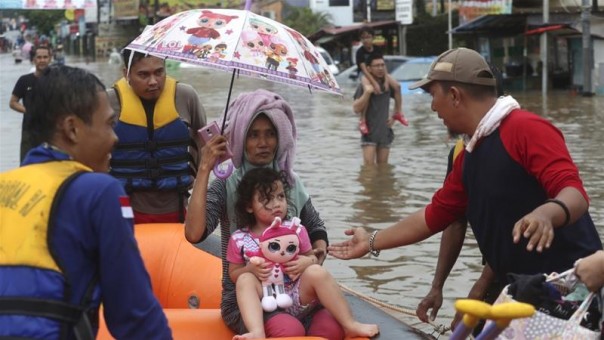 Belasan Orang Meninggal dan Ribuan Lainnya Terjebak Dalam Banjir Besar di Jakarta