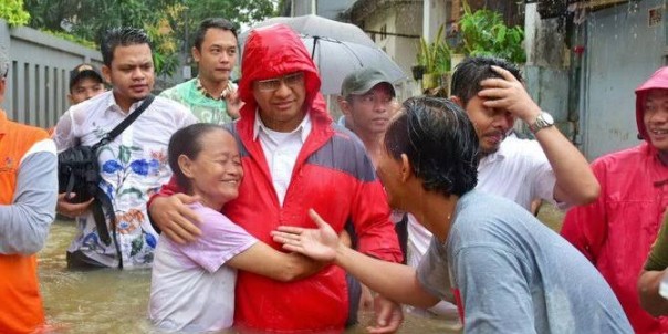 Gubernur DKI Jakarta, Anies Baswedan saat meninjau lokasi banjir (foto: int)