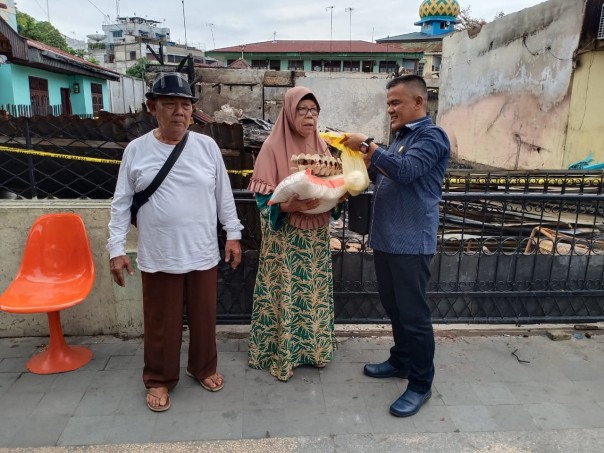 Ketua Komisi I DPRD Pekanbaru, Doni Saputra saat memberikan bantuan kepada warga. (R24/put)