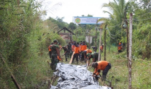 Kodim 0314/Inhil bersama Badan Penanggulangan Bencana Daerah (BPBD) Kabupaten Indragiri Hilir (Inhil) melaksanakan gotong royong (foto/Rgo)
