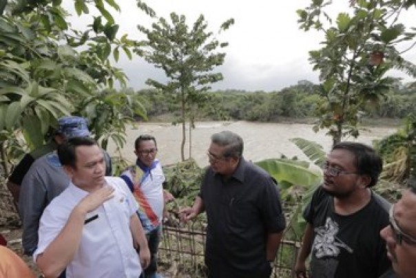 SBY berbincang dgn Kades, Ketua RW & warga Ciangsana, tetangga Cikeas (foto/int)
