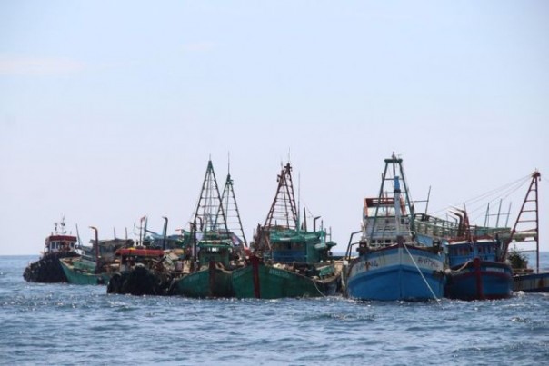 Sejumlah kapal nelayan negara asing yang ketahuan mencuri ikan di perairan Indonesia, saat akan ditenggelamkan beberapa waktu lalu. Foto: int 