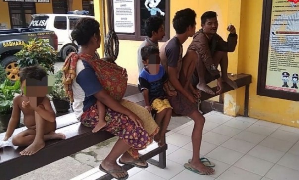 Kelompok Suku Anak Dalam yang diduga mengamuk di salah satu rumah makan di Belilas, Inhu (foto/Rouf)