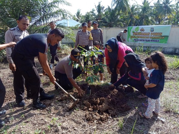 Kepolisian Sektor Bantan, menggalakan gerakan penanaman pohon, kegiatan terlebih dahulu dilakukan di lingkungan areal Mako Polsek Bantan Jalan Soekarno Hatta Desa Selatbaru (foto/Hari)