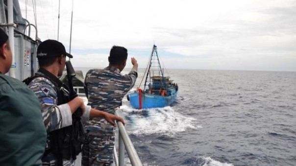 KRI Tjiptadi 381 saat menangkap nelayan Vietnam yang ketahuan mencuri ikan di Perairan Natuna Utara, baru-baru ini. Foto: int 