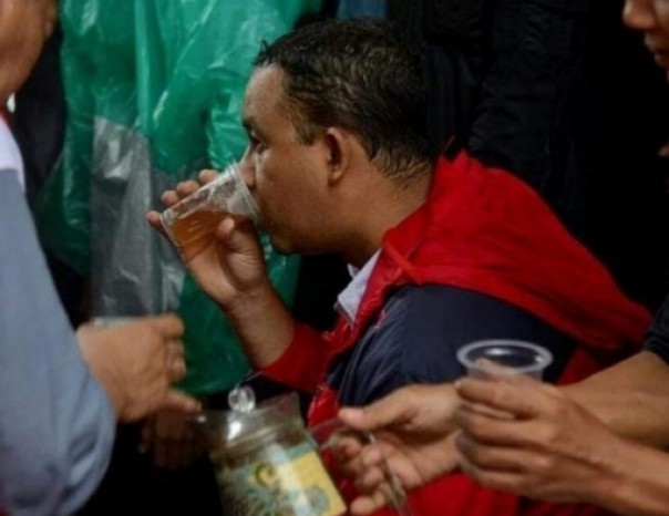 Gubernur Anies Baswedan saat meninjau banjir di DKI Jakarta (foto/int)