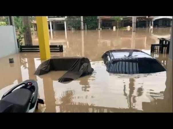 Mobil Mewah Parto terendam banjir
