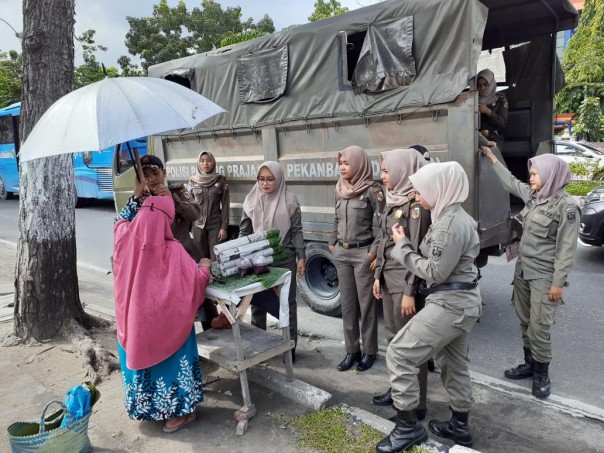 Paraja Wanita Pol PP Kota Pekanbaru saat melakukan penertiban. (R24/put)